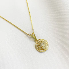 Colar Dourado com Pingente Cravejado Folheada à Ouro