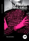 La cabeza contra el suelo
