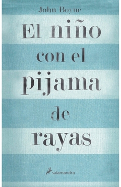 Niño con el pijama de rayas