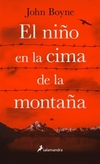 El niño en la cima de la montaña