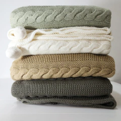 Manta Trenzada con Pompones - comprar online