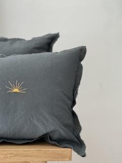 Almohadon bordado LIVE BY THE MOON - Gelsomino Home Deco
