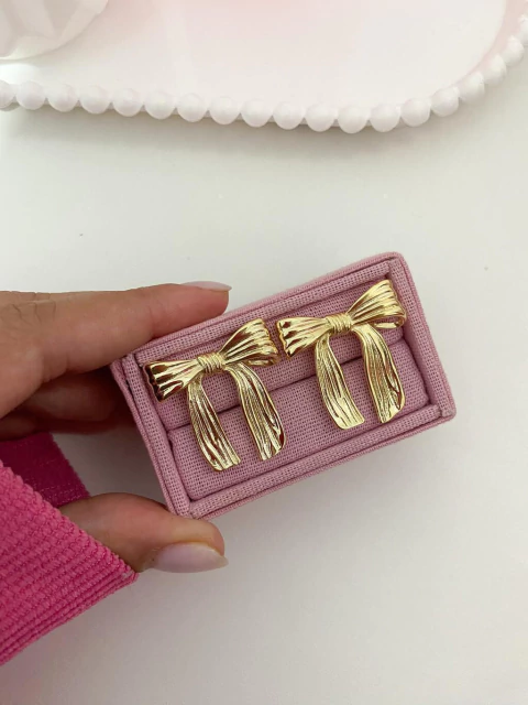 Brinco laço detalhado - ouro