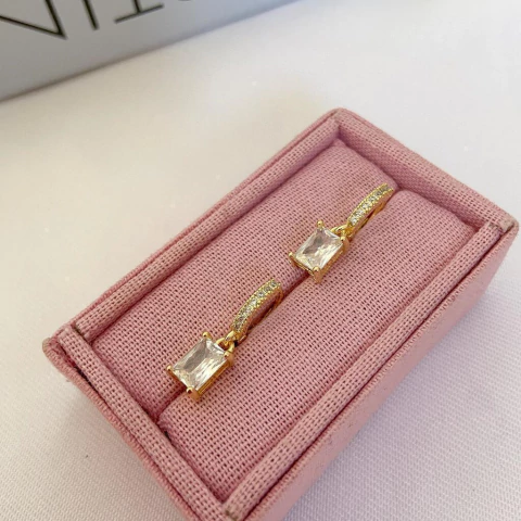 Brinco argola cravejado com pedra cristal banhado a ouro