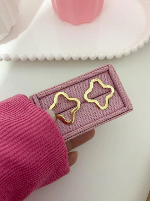 Brinco Trevo vazado - ouro