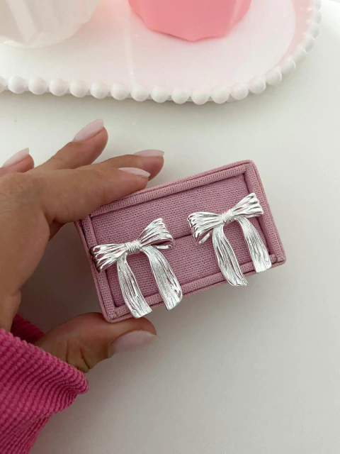 Brinco laço detalhado - prata