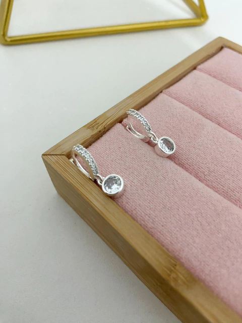 Argola cravejada com ponto de luz - prata