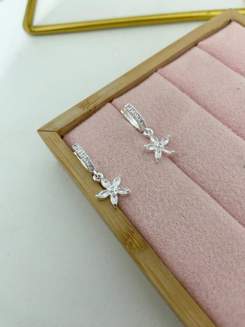 Argolinha cravejada flor - prata