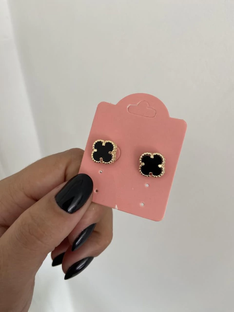 Brinco trevo preto - ouro