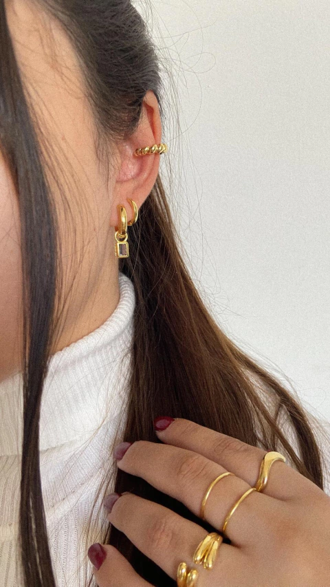 Piercing fake torcido G - ouro