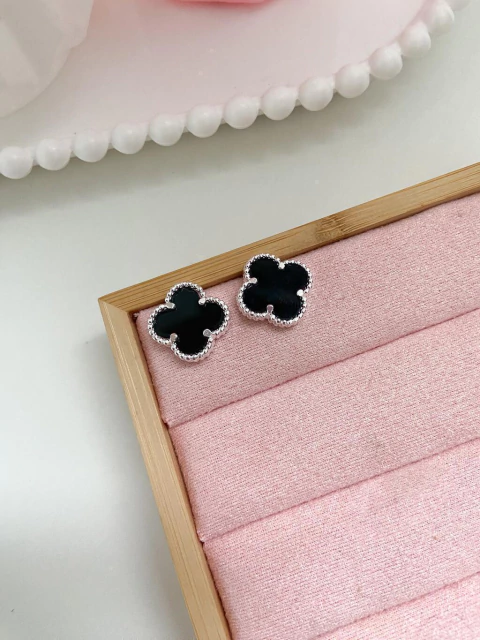 Brinco trevo preto - prata