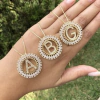 MANDALA DE LETRA CRAVEJADA DE ZIRCÔNIA OURO (escolher letra)