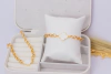 COLAR E PULSEIRA INSPIRAÇÃO TREVO BRANCO (CONJUNTO)