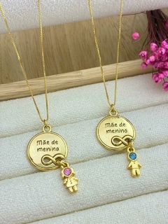 COLAR MÃE DE MENINO E MÃE DE MENINA COM BONECO (escolher opção) - loja online