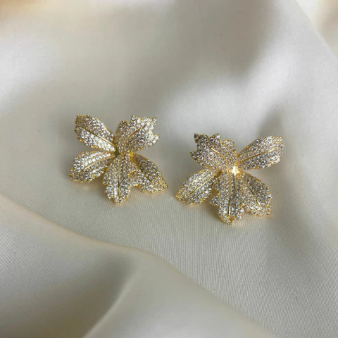 Brinco Pétalas Zircônias Banho Ouro