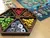 Organizador de Tokens Hexagonal Grande com Divisórias - Modo Avião Board Games