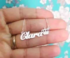 Colar nome personalizado fonte tradicional com adereço