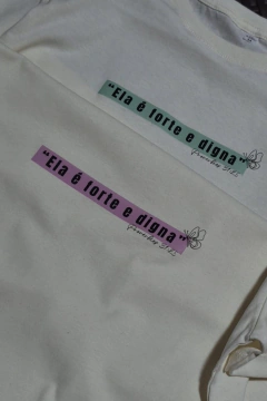 T-Shirt Básica “Forte e Digna” - Off White (Modelagem regular) na internet