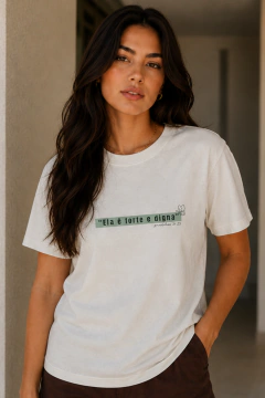 T-Shirt Básica “Forte e Digna” - Off White (Modelagem regular)