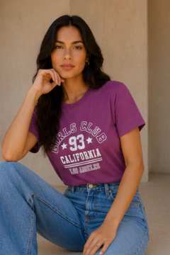 T-SHIRT GIRLS CLUB - COR BETERRABA MODELAGEM REGULAR - comprar online