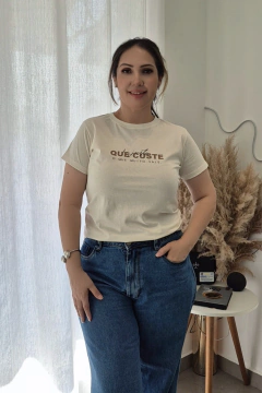 T-Shirt Básica “É Justo que Custe o que muito vale” - Off White (Modelagem regular) - comprar online