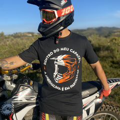 CAMISETA DENTRO DO MEU CAPACETE A ADRENALINA É PARTICULAR PRETA 100% ALGODÃO - loja online