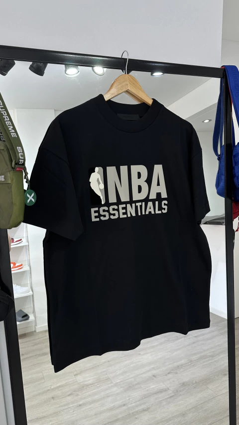 ESSENTIALS NBA TEE BLACK (SS25) 170USD EFECTIVO/USDT