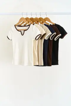 Remera cuello V