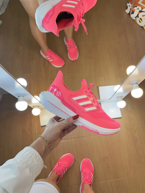 ULTRABOOST ROSA NEON