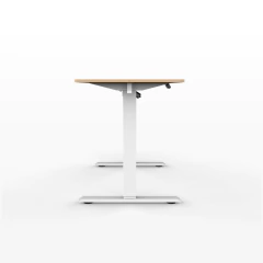 Mesa ergonômica em pé com regulagem de altura, tampo de madeira clara e estrutura metálica branco. INPRO
