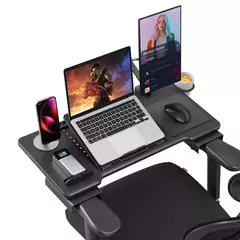 Suporte de notebook em uma cadeira ergonômica, com laptop, smartphone e monitor, ideal para trabalho e entretenimento.