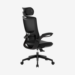 Cadeira ergonômica Core com encosto em malha e apoio de cabeça ajustável, vista lateral traseira.