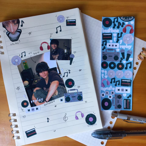 Cartela de adesivos Replay