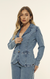 Imagem do Blazer Feminino Jeans Vera visto de frente, destacando o corte reto, os bolsos frontais e o acabamento em jeans estruturado.