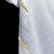 Camisa branca do Santos FC para a temporada 2023/24, com detalhes em amarelo e logotipo da Umbro.