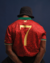 Camisa de futebol da seleção de Portugal, modelo polo, com detalhes dourados e o número 7 nas costas, acompanhada de um chaveiro em formato de taça.