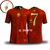 Camisa de futebol da seleção de Portugal, modelo polo, com detalhes dourados e o número 7 nas costas, acompanhada de um chaveiro em formato de taça.