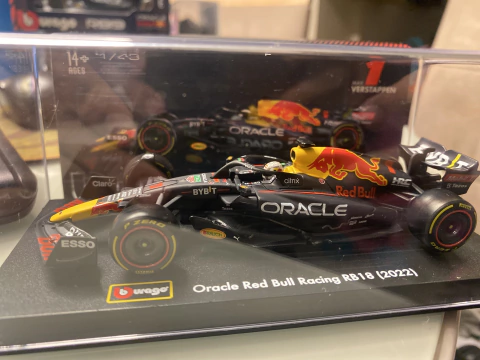 Red Bull RB18 2022 - Max Verstappen com piloto