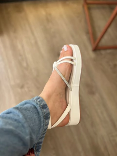 SANDÁLIA FLAT BRILHO BRANCA - comprar online