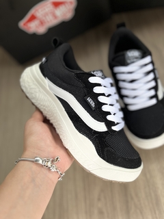 TÊNIS PRETO COM BRANCO