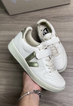 TÊNIS OFF WHITE/DOURADO