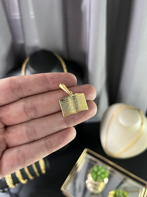 PINGENTE BÍBLIA ORAÇÃO PAI NOSSO P - 2X1,5CM - BANHADO A OURO 18K