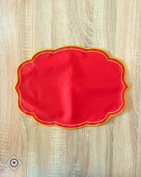 Individual de tela bordado impermeable rojo con dorado