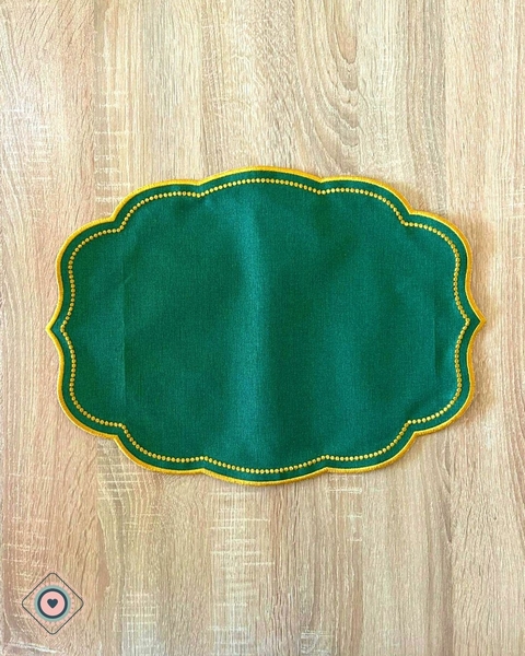 Individual de tela bordado impermeable verde con dorado