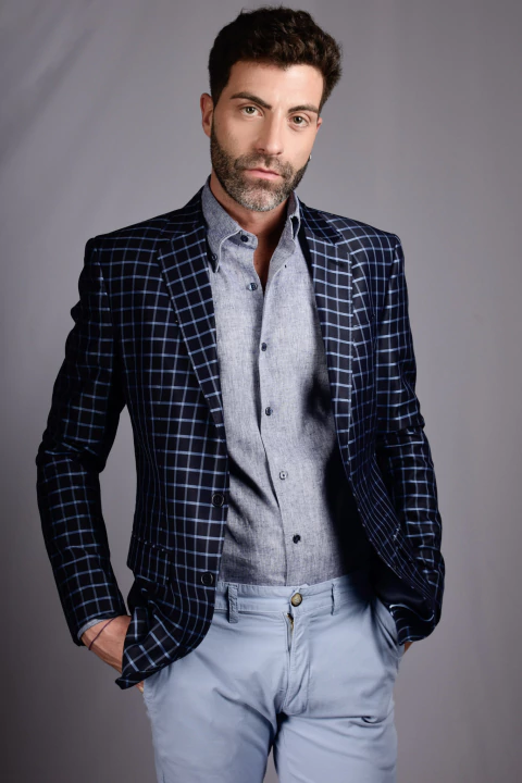 Saco azul cuadro ventana celeste