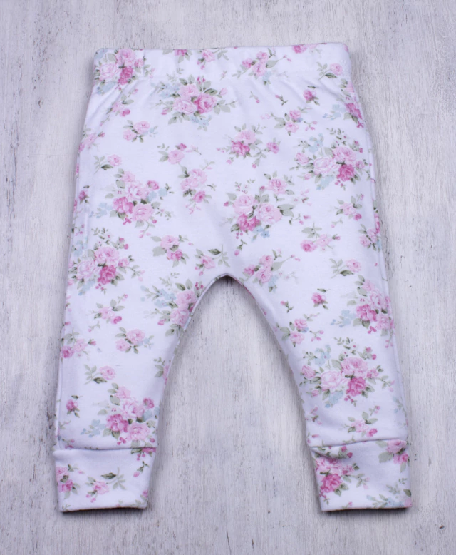 PANTALON CON VOLADITO FLORES ROSAS