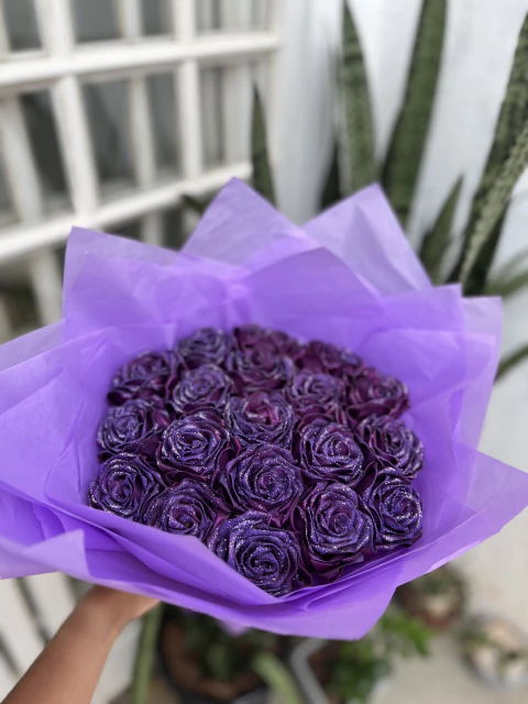 BUQUÊ 20 ROSAS ROXAS COM GLITTER