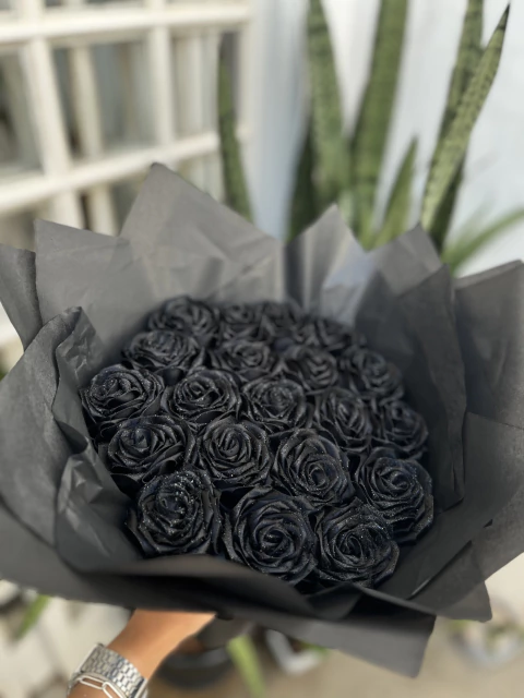 BUQUÊ 20 ROSAS PRETAS COM GLITTER