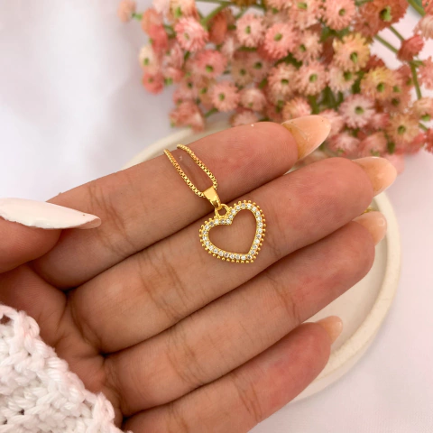 Colar coração vazado (banhado a ouro)