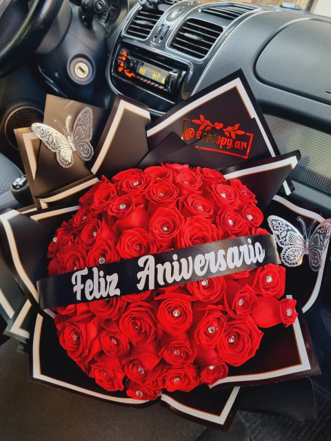 RAMO BUCHÓN CON 50 ROSAS